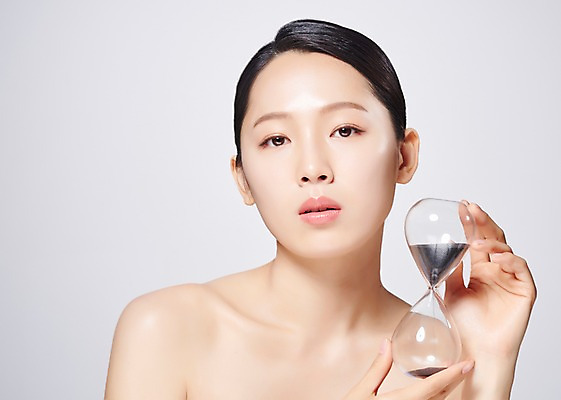 포토 JPG 스튜디오촬영 여자 실내 한명 들기 사람 상반신 20대 성인 앞모습 뷰티 한국인 모래시계 흰배경 의료성형뷰티 성인여자한명만 국내포토 1 모래 뷰포인트 시계 백그라운드 모션 동양인 청년 내부 흰색 여자한명만 성인여자만 파일형식