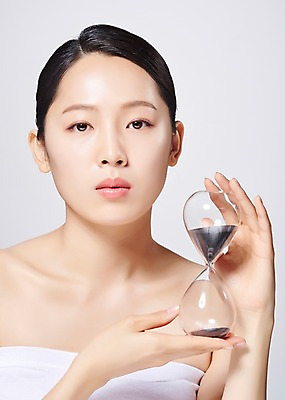 포토 JPG 스튜디오촬영 응시 여자 실내 한명 들기 사람 상반신 20대 성인 앞모습 뷰티 한국인 모래시계 흰배경 의료성형뷰티 성인여자한명만 국내포토 1 시선 모래 뷰포인트 시계 백그라운드 모션 동양인 청년 내부 흰색 여자한명만 성인여자만 파일형식