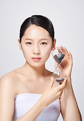 포토 JPG 스튜디오촬영 응시 여자 실내 한명 들기 사람 상반신 20대 성인 앞모습 뷰티 화장품 한국인 모래시계 흰배경 의료성형뷰티 성인여자한명만 국내포토 1 시선 모래 뷰포인트 시계 백그라운드 모션 동양인 청년 내부 흰색 여자한명만 성인여자만 파일형식