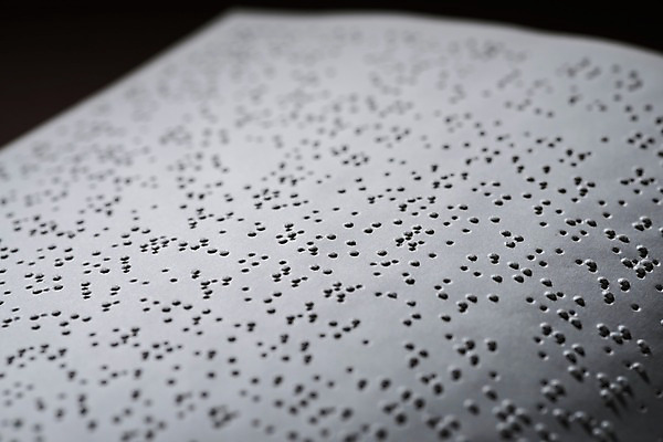 포토 JPG 스튜디오촬영 문자 커뮤니케이션 실내 근접촬영 사람없음 어둠 점 복지 시각장애인 의사소통 점자 점자책 국내포토 뷰포인트 내부 책 장애인 사회이슈 파일형식