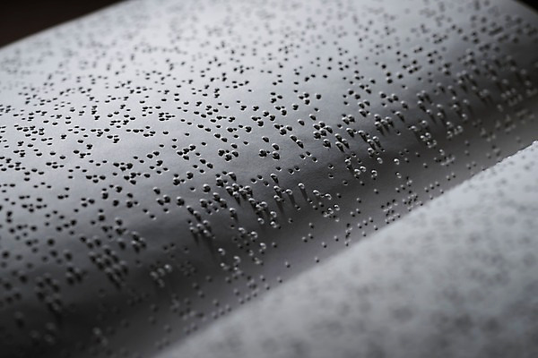 포토 JPG 스튜디오촬영 문자 커뮤니케이션 실내 근접촬영 사람없음 어둠 점 복지 시각장애인 의사소통 점자 점자책 국내포토 뷰포인트 내부 책 장애인 사회이슈 파일형식