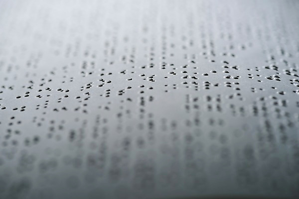 포토 JPG 스튜디오촬영 문자 커뮤니케이션 실내 근접촬영 사람없음 점 복지 시각장애인 의사소통 점자 점자책 국내포토 뷰포인트 내부 책 장애인 사회이슈 파일형식