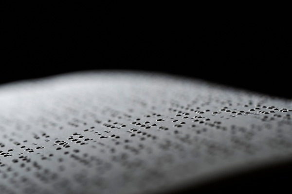 포토 JPG 스튜디오촬영 문자 커뮤니케이션 실내 근접촬영 사람없음 어둠 점 복지 시각장애인 의사소통 점자 점자책 국내포토 뷰포인트 내부 책 장애인 사회이슈 파일형식