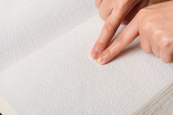 포토 JPG 스튜디오촬영 문자 손 커뮤니케이션 실내 신체부위 독서 만지기 점 읽기 복지 시각장애인 의사소통 점자 점자책 국내포토 모션 사람 내부 책 장애인 사회이슈 파일형식