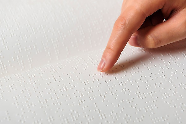 포토 JPG 스튜디오촬영 문자 손 커뮤니케이션 실내 신체부위 독서 만지기 점 읽기 복지 시각장애인 의사소통 점자 점자책 국내포토 모션 사람 내부 책 장애인 사회이슈 파일형식