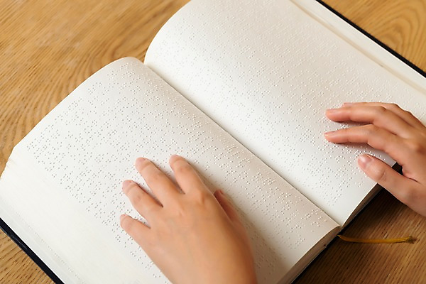포토 JPG 스튜디오촬영 문자 손 커뮤니케이션 실내 신체부위 독서 만지기 점 읽기 복지 시각장애인 의사소통 점자 점자책 국내포토 모션 사람 내부 책 장애인 사회이슈 파일형식