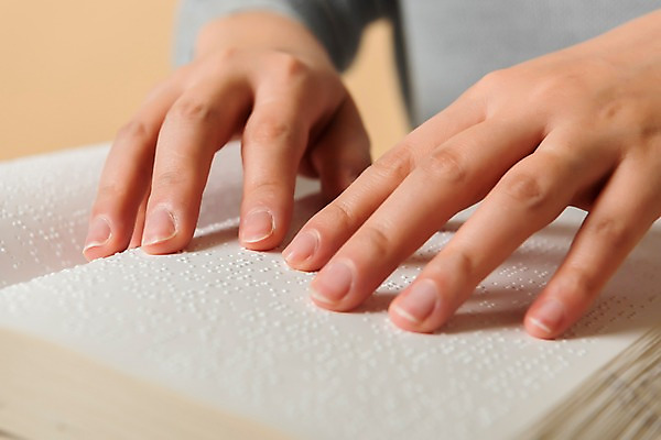 포토 JPG 스튜디오촬영 문자 손 커뮤니케이션 실내 신체부위 독서 만지기 점 읽기 복지 시각장애인 의사소통 점자 점자책 국내포토 모션 사람 내부 책 장애인 사회이슈 파일형식