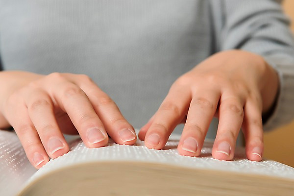 포토 JPG 스튜디오촬영 문자 손 커뮤니케이션 실내 신체부위 독서 만지기 점 읽기 복지 시각장애인 의사소통 점자 점자책 국내포토 모션 사람 내부 책 장애인 사회이슈 파일형식