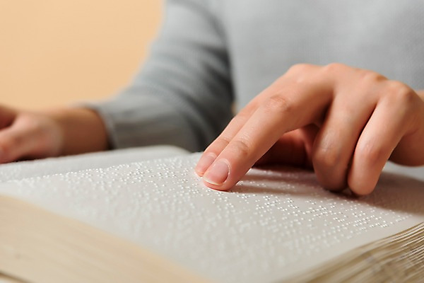 포토 JPG 스튜디오촬영 문자 손 커뮤니케이션 실내 신체부위 독서 만지기 점 읽기 복지 시각장애인 의사소통 점자 점자책 국내포토 모션 사람 내부 책 장애인 사회이슈 파일형식