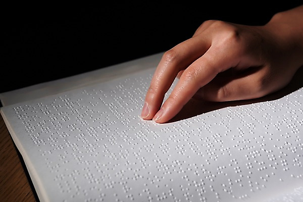 포토 JPG 스튜디오촬영 문자 손 커뮤니케이션 실내 신체부위 독서 어둠 만지기 점 읽기 복지 시각장애인 의사소통 점자 점자책 국내포토 모션 사람 내부 책 장애인 사회이슈 파일형식