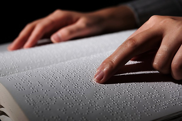 포토 JPG 스튜디오촬영 문자 손 커뮤니케이션 실내 신체부위 독서 어둠 만지기 점 읽기 복지 시각장애인 의사소통 점자 점자책 국내포토 모션 사람 내부 책 장애인 사회이슈 파일형식