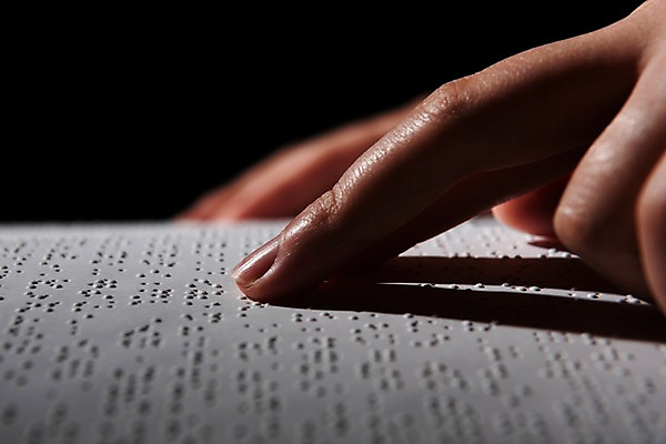 포토 JPG 스튜디오촬영 문자 손 커뮤니케이션 실내 신체부위 독서 어둠 만지기 점 읽기 복지 시각장애인 의사소통 점자 점자책 국내포토 모션 사람 내부 책 장애인 사회이슈 파일형식