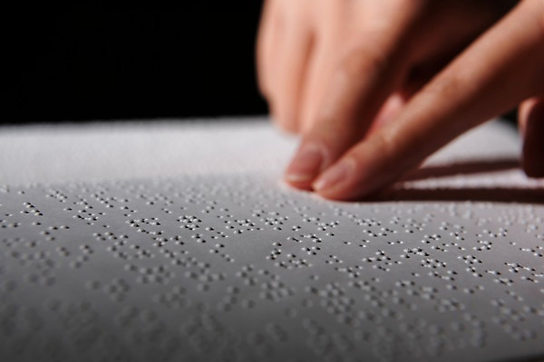 포토 JPG 스튜디오촬영 문자 손 커뮤니케이션 실내 신체부위 독서 어둠 만지기 점 읽기 복지 시각장애인 의사소통 점자 점자책 국내포토 모션 사람 내부 책 장애인 사회이슈 파일형식