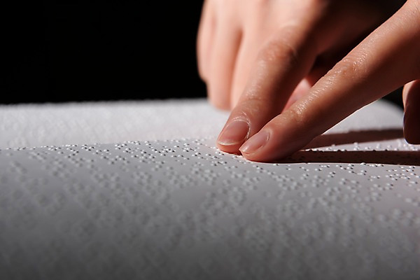 포토 JPG 스튜디오촬영 문자 손 커뮤니케이션 실내 신체부위 독서 어둠 만지기 점 읽기 복지 시각장애인 의사소통 점자 점자책 국내포토 모션 사람 내부 책 장애인 사회이슈 파일형식