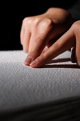 포토 JPG 스튜디오촬영 문자 손 커뮤니케이션 실내 신체부위 독서 어둠 만지기 점 읽기 복지 시각장애인 의사소통 점자 점자책 국내포토 모션 사람 내부 책 장애인 사회이슈 파일형식