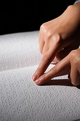 포토 JPG 스튜디오촬영 문자 손 커뮤니케이션 실내 신체부위 독서 어둠 만지기 점 읽기 복지 시각장애인 의사소통 점자 점자책 국내포토 모션 사람 내부 책 장애인 사회이슈 파일형식