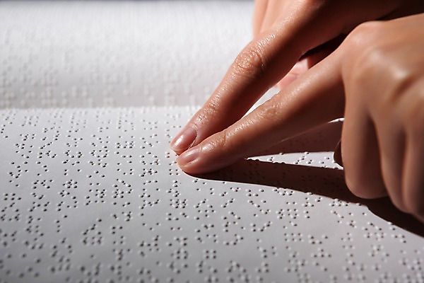 포토 JPG 스튜디오촬영 문자 손 커뮤니케이션 실내 신체부위 독서 만지기 점 읽기 복지 시각장애인 의사소통 점자 점자책 국내포토 모션 사람 내부 책 장애인 사회이슈 파일형식