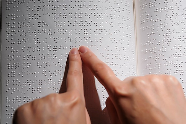 포토 JPG 스튜디오촬영 문자 손 커뮤니케이션 실내 신체부위 독서 만지기 점 읽기 복지 시각장애인 의사소통 점자 점자책 국내포토 모션 사람 내부 책 장애인 사회이슈 파일형식
