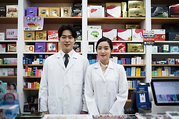 포토 JPG 직업 응시 여자 남자 친절 안내 실내 서기 미소 사람 상반신 20대 성인 두명 앞모습 한국인 의사가운 약국 조제 약사 성인만 국내포토 시선 뷰포인트 의학 모션 표정 동양인 청년 내부 약 의사 가운 만들기 파일형식