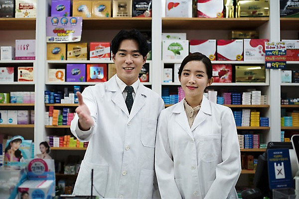 포토 JPG 직업 여자 남자 친절 안내 실내 미소 사람 손짓 상반신 20대 성인 두명 앞모습 한국인 의사가운 약국 조제 약사 성인만 국내포토 뷰포인트 의학 모션 표정 동양인 청년 내부 약 의사 가운 만들기 파일형식