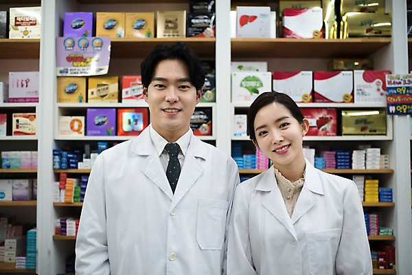 포토 JPG 직업 응시 여자 남자 친절 실내 미소 사람 상반신 20대 성인 두명 앞모습 한국인 의사가운 약국 조제 약사 성인만 국내포토 시선 뷰포인트 의학 표정 동양인 청년 내부 약 의사 가운 만들기 파일형식