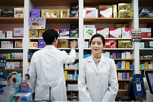 포토 JPG 직업 응시 여자 남자 친절 실내 미소 사람 상반신 20대 성인 두명 앞모습 뒷모습 한국인 의사가운 약국 정리 조제 약사 성인만 국내포토 시선 뷰포인트 의학 표정 동양인 청년 내부 약 의사 가운 만들기 파일형식