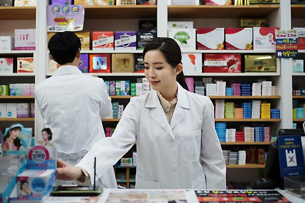 포토 JPG 직업 응시 여자 남자 친절 실내 미소 사람 상반신 20대 성인 두명 앞모습 뒷모습 한국인 의사가운 약국 정리 조제 약사 성인만 국내포토 시선 뷰포인트 의학 표정 동양인 청년 내부 약 의사 가운 만들기 파일형식