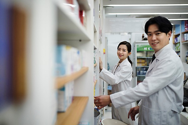 포토 JPG 직업 응시 여자 남자 친절 실내 미소 사람 상반신 20대 성인 두명 옆모습 한국인 의사가운 약국 정리 조제 약사 성인만 국내포토 시선 뷰포인트 의학 표정 동양인 청년 내부 약 의사 가운 만들기 파일형식