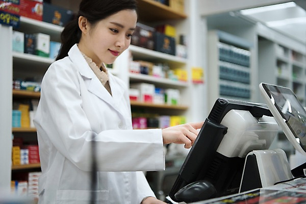 포토 JPG 직업 응시 여자 친절 실내 한명 미소 사람 상반신 20대 성인 옆모습 한국인 의사가운 계산 약국 결제 조제 약사 성인여자한명만 국내포토 1 시선 뷰포인트 의학 표정 동양인 청년 내부 약 의사 가운 만들기 여자한명만 성인여자만 파일형식