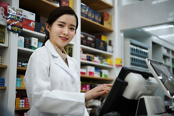 포토 JPG 직업 응시 여자 친절 실내 한명 미소 사람 상반신 20대 성인 옆모습 한국인 의사가운 계산 약국 결제 조제 약사 성인여자한명만 국내포토 1 시선 뷰포인트 의학 표정 동양인 청년 내부 약 의사 가운 만들기 여자한명만 성인여자만 파일형식