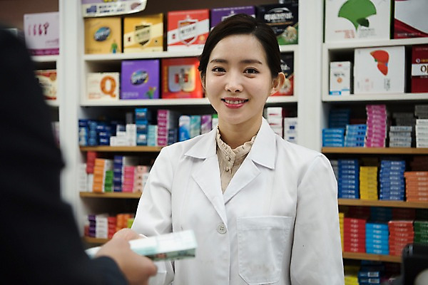 포토 JPG 직업 여자 남자 친절 실내 미소 사람 상반신 20대 성인 두명 앞모습 뒷모습 한국인 의사가운 약국 조제 약봉투 약사 성인만 국내포토 뷰포인트 의학 봉투 표정 동양인 청년 내부 약 의사 가운 만들기 파일형식