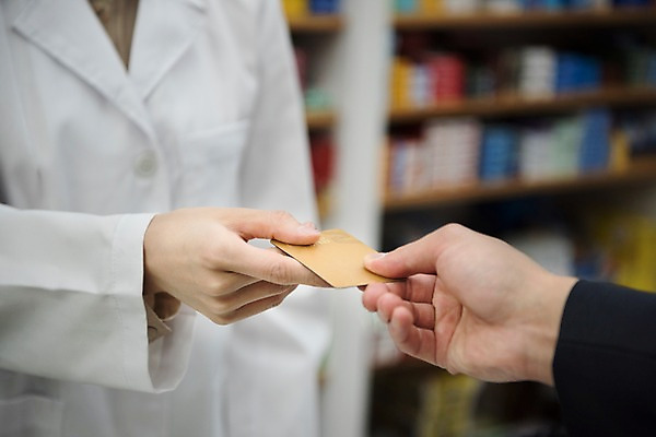 포토 JPG 직업 손 여자 남자 실내 사람 근접촬영 상반신 20대 성인 두명 옆모습 신체부위 한국인 의사가운 신용카드 계산 약국 고객 주기 결제 조제 약사 성인만 국내포토 뷰포인트 의학 모션 동양인 청년 내부 금융 약 의사 가운 만들기 파일형식