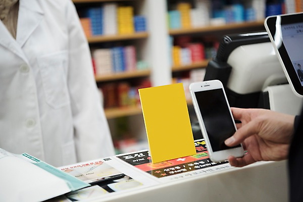 포토 JPG 직업 손 여자 남자 실내 사람 상반신 20대 성인 두명 옆모습 스마트폰 한국인 의사가운 계산 약국 고객 결제 조제 QR코드 약사 성인만 스마트페이 제로페이 국내포토 뷰포인트 의학 동양인 청년 내부 신체부위 핸드폰 스마트기기 약 의사 가운 스마트 만들기 파일형식