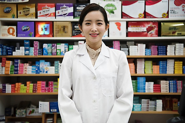 포토 JPG 직업 응시 여자 친절 선반 안내 실내 한명 미소 사람 상반신 20대 성인 앞모습 약 한국인 의사가운 약국 조제 약사 성인여자한명만 국내포토 1 시선 뷰포인트 가구 의학 표정 동양인 청년 내부 의사 가운 만들기 여자한명만 성인여자만 파일형식