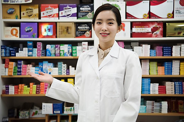 포토 JPG 직업 응시 여자 친절 선반 안내 실내 설명 한명 미소 사람 손짓 상반신 20대 성인 앞모습 약 한국인 의사가운 약국 조제 약사 성인여자한명만 국내포토 1 시선 뷰포인트 가구 의학 모션 표정 동양인 청년 내부 의사 가운 만들기 여자한명만 성인여자만 파일형식