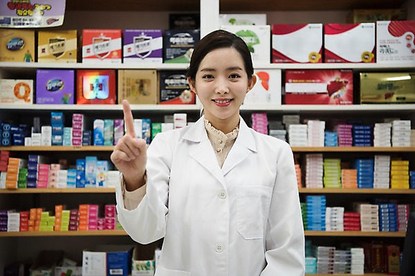 포토 JPG 직업 1 응시 여자 친절 안내 실내 설명 한명 미소 사람 손짓 상반신 20대 성인 앞모습 한국인 의사가운 약국 조제 약사 성인여자한명만 국내포토 시선 뷰포인트 의학 모션 표정 동양인 청년 내부 약 의사 가운 만들기 여자한명만 성인여자만 파일형식