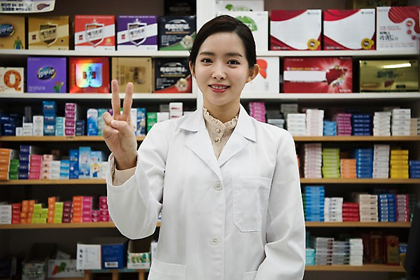 포토 JPG 직업 응시 여자 2 친절 안내 실내 설명 한명 미소 사람 손짓 상반신 20대 성인 앞모습 약 한국인 의사가운 약국 조제 약사 성인여자한명만 국내포토 1 시선 뷰포인트 의학 모션 표정 동양인 청년 내부 의사 가운 만들기 여자한명만 성인여자만 파일형식