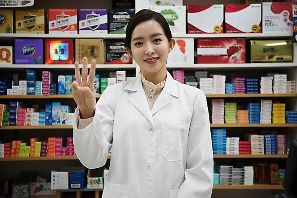 포토 JPG 직업 응시 여자 손가락 친절 안내 실내 3 설명 한명 미소 사람 손짓 상반신 20대 성인 앞모습 한국인 의사가운 약국 조제 약사 성인여자한명만 국내포토 1 손 시선 뷰포인트 의학 모션 표정 동양인 청년 내부 약 의사 가운 만들기 여자한명만 성인여자만 파일형식