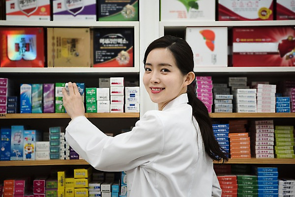 포토 JPG 직업 응시 여자 친절 선반 실내 한명 미소 사람 상반신 20대 성인 뒷모습 약 한국인 의사가운 뒤돌아보기 약국 정리 조제 꺼내기 약사 성인여자한명만 국내포토 1 시선 뷰포인트 가구 의학 모션 표정 동양인 청년 내부 의사 가운 만들기 여자한명만 성인여자만 파일형식