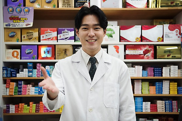 포토 JPG 직업 응시 남자 친절 안내 실내 설명 한명 미소 사람 손짓 상반신 20대 성인 앞모습 한국인 의사가운 약국 조제 약사 성인남자한명만 국내포토 1 시선 뷰포인트 의학 모션 표정 동양인 청년 내부 약 의사 가운 만들기 남자한명만 성인남자만 파일형식