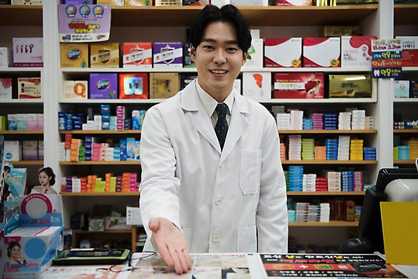 포토 JPG 직업 응시 남자 친절 안내 실내 한명 미소 사람 상반신 20대 성인 앞모습 한국인 의사가운 약국 조제 약사 성인남자한명만 국내포토 1 시선 뷰포인트 의학 표정 동양인 청년 내부 약 의사 가운 만들기 남자한명만 성인남자만 파일형식