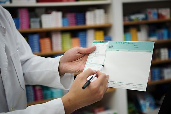 포토 JPG 직업 남자 친절 안내 실내 설명 한명 사람 상반신 20대 성인 옆모습 펜 한국인 약국 조제 약봉투 약사 성인남자한명만 국내포토 1 뷰포인트 의학 모션 봉투 동양인 청년 내부 필기구 약 만들기 남자한명만 성인남자만 파일형식