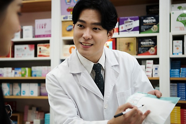 포토 JPG 직업 여자 남자 친절 안내 실내 설명 미소 사람 상반신 20대 성인 두명 앞모습 옆모습 펜 한국인 의사가운 약국 고객 조제 약봉투 약사 성인만 국내포토 뷰포인트 의학 모션 봉투 표정 동양인 청년 내부 필기구 약 의사 가운 만들기 파일형식