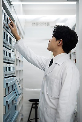 포토 JPG 직업 남자 실내 한명 사람 상반신 20대 성인 옆모습 약 한국인 가리킴 의사가운 약국 집중 조제 약사 조제실 찾기 성인남자한명만 국내포토 1 뷰포인트 컨셉 의학 모션 동양인 손짓 청년 내부 의사 가운 만들기 남자한명만 성인남자만 파일형식