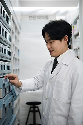 포토 JPG 직업 응시 남자 실내 한명 미소 사람 상반신 20대 성인 옆모습 약 한국인 의사가운 약국 조제 꺼내기 약사 조제실 찾기 성인남자한명만 국내포토 1 시선 뷰포인트 의학 모션 표정 동양인 청년 내부 의사 가운 만들기 남자한명만 성인남자만 파일형식