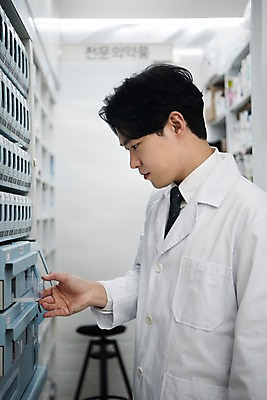 포토 JPG 직업 응시 남자 실내 한명 사람 상반신 20대 성인 옆모습 약 한국인 의사가운 약국 조제 꺼내기 약사 조제실 찾기 성인남자한명만 국내포토 1 시선 뷰포인트 의학 모션 동양인 청년 내부 의사 가운 만들기 남자한명만 성인남자만 파일형식