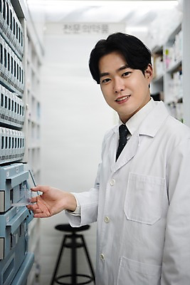 포토 JPG 직업 응시 남자 실내 한명 사람 상반신 20대 성인 옆모습 약 한국인 잡기 의사가운 약국 조제 꺼내기 약사 조제실 찾기 성인남자한명만 국내포토 1 시선 뷰포인트 의학 모션 동양인 청년 내부 의사 가운 만들기 남자한명만 성인남자만 파일형식