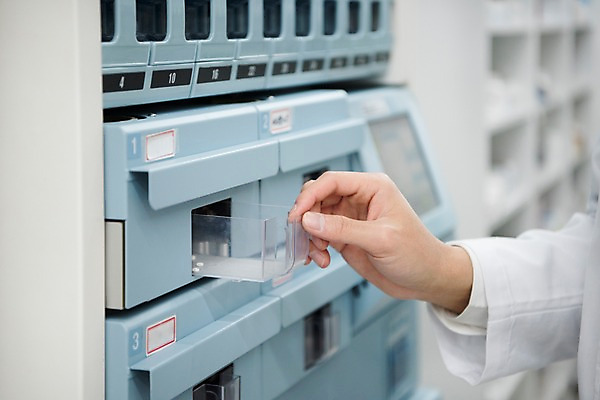 포토 JPG 직업 손 남자 실내 한명 사람 20대 성인 신체부위 약 한국인 잡기 약국 조제 꺼내기 약사 조제실 찾기 성인남자한명만 국내포토 1 의학 모션 동양인 청년 내부 만들기 남자한명만 성인남자만 파일형식