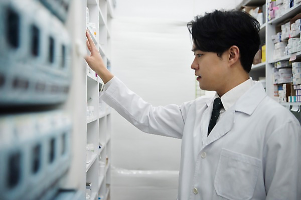 포토 JPG 직업 응시 남자 실내 한명 사람 상반신 20대 성인 옆모습 약 한국인 의사가운 약병 약국 조제 약사 조제실 찾기 성인남자한명만 국내포토 1 시선 뷰포인트 의학 모션 동양인 청년 내부 의사 가운 만들기 병_담는 남자한명만 성인남자만 파일형식