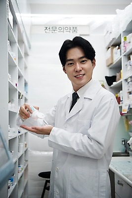 포토 JPG 직업 응시 남자 실내 한명 미소 사람 상반신 20대 성인 옆모습 약 한국인 의사가운 약병 약국 조제 약사 조제실 찾기 성인남자한명만 국내포토 1 시선 뷰포인트 의학 모션 표정 동양인 청년 내부 의사 가운 만들기 병_담는 남자한명만 성인남자만 파일형식